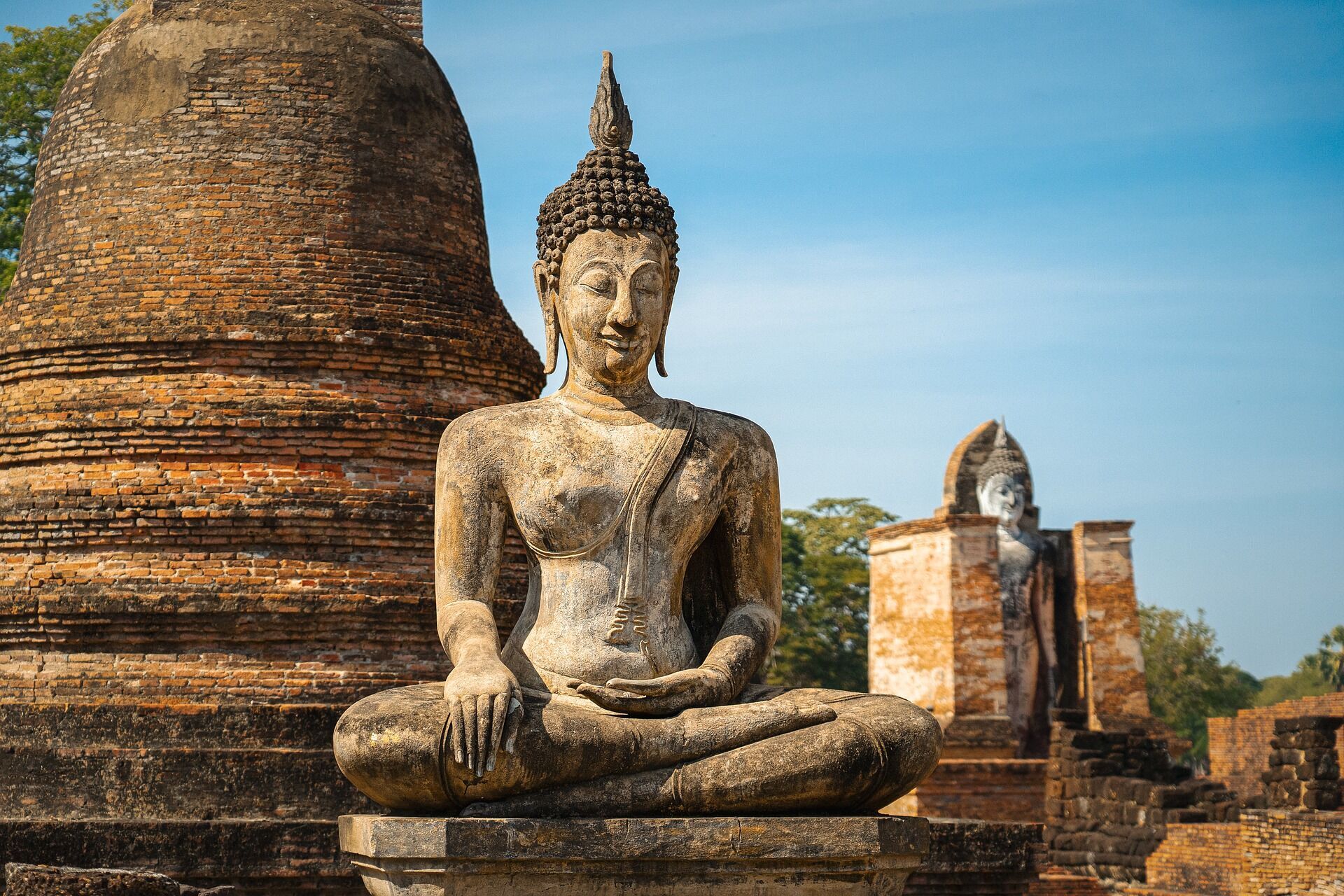 There are meditation centers for tourists in Thailand.