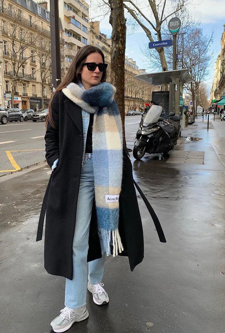 Favorite accessory of French fashionistas: how to wear a cashmere scarf in style in 2025