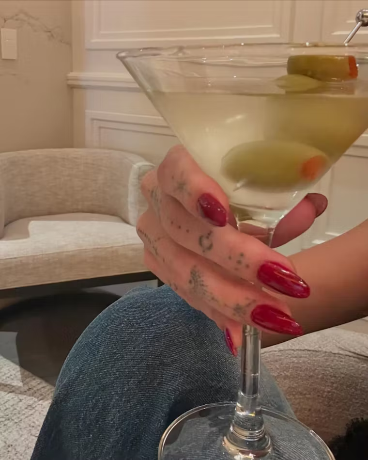 Efekt win-win: jak zrobić świąteczny manicure jak Hailey Bieber
