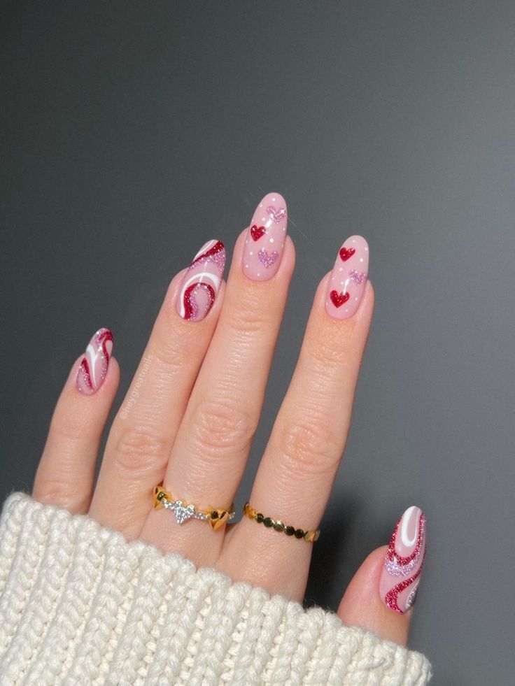 Manicure z serduszkami: 14 pięknych wzorów paznokci na Walentynki