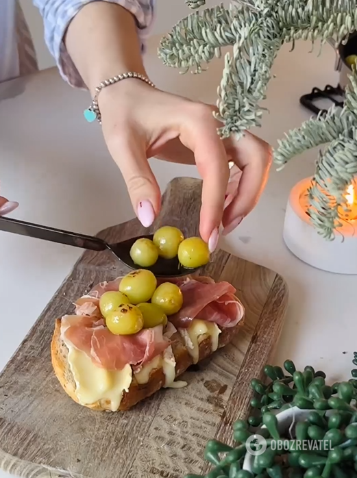 An appetizer that is perfect for wine: original bruschetta with grapes and brie cheese
