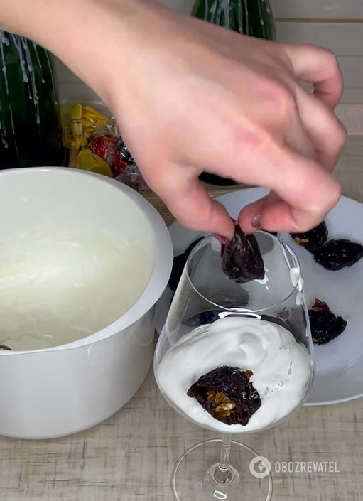 The iconic sour cream and prune dessert: how to cook it correctly