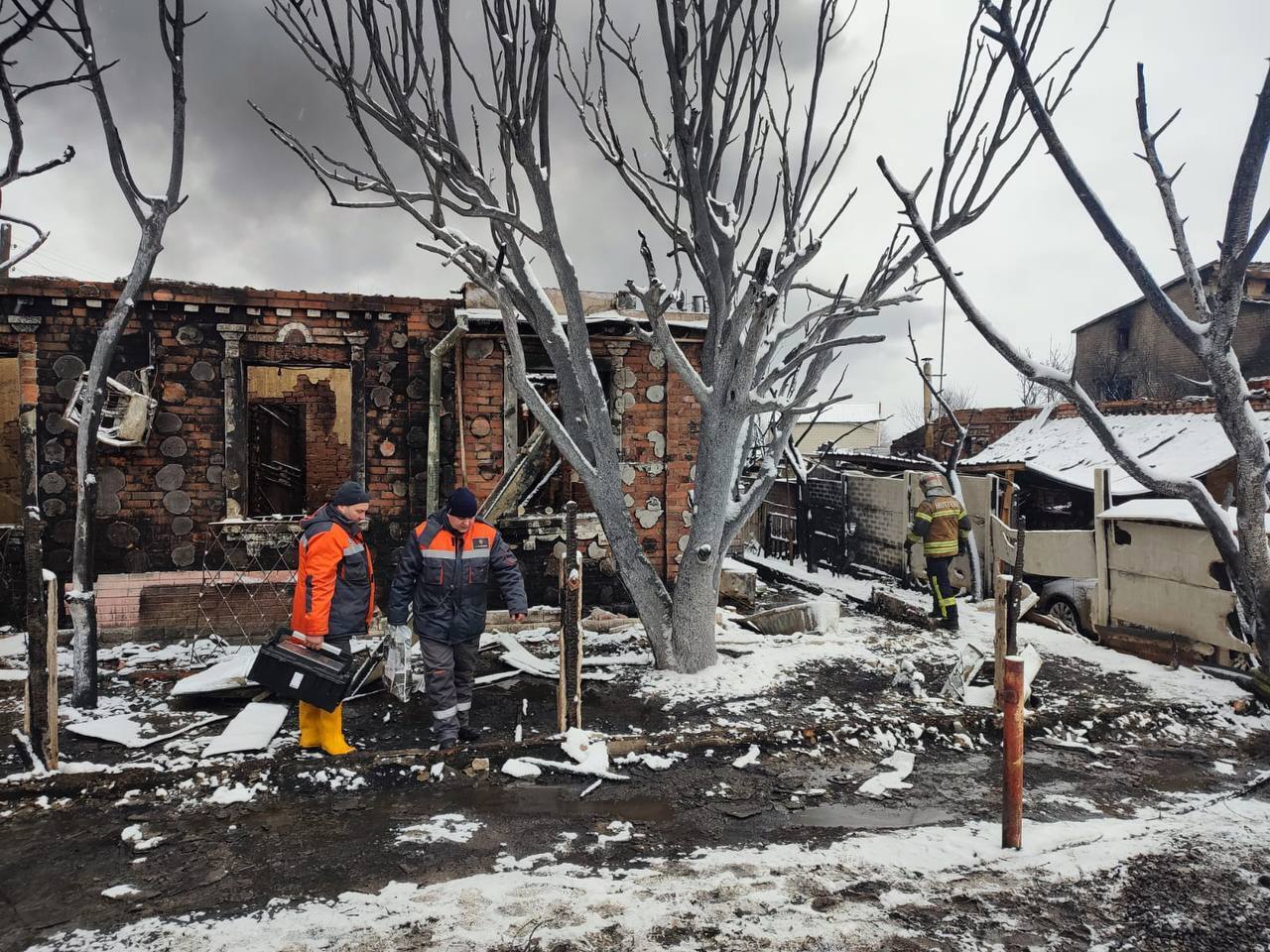 Occupants hit an oil depot in Kharkiv with Shaheds: 15 houses burned down, children died. Photos 