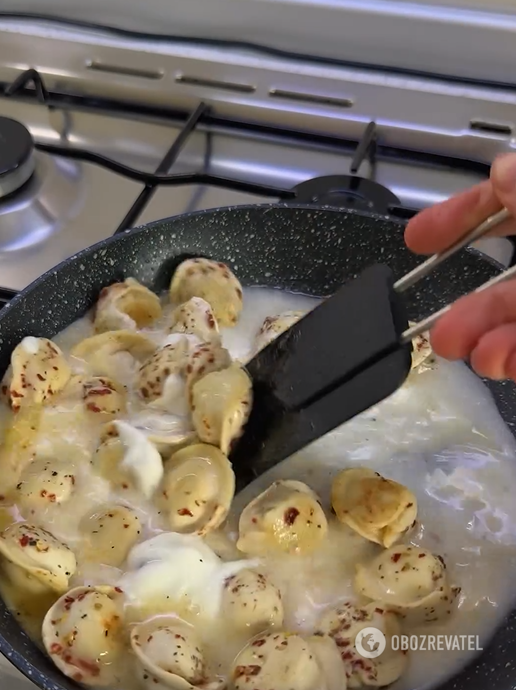 Dumplings in a skillet in a hurry: no need to cook
