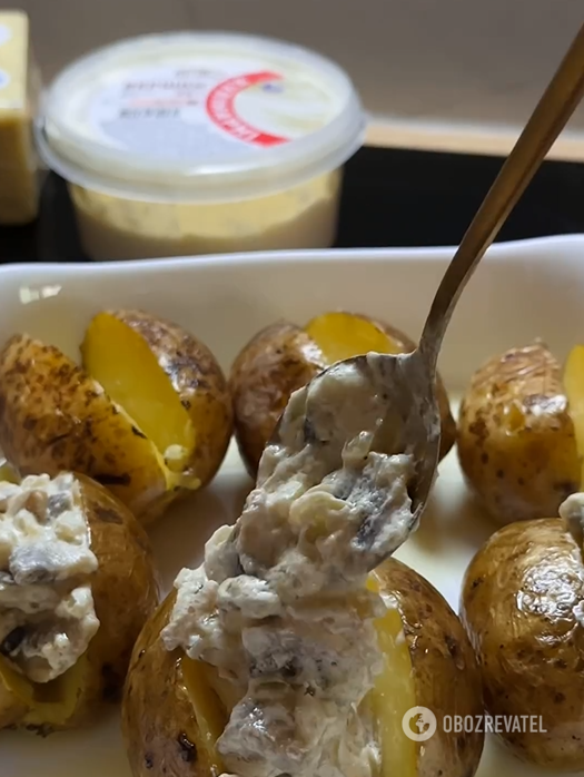 How to bake potatoes in their skins deliciously: with mushrooms and cheese