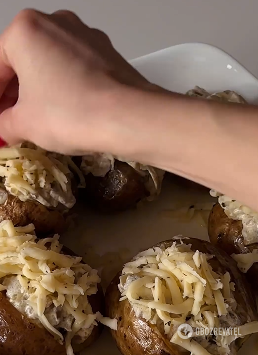 How to bake potatoes in their skins deliciously: with mushrooms and cheese