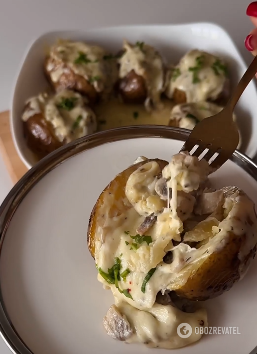 How to bake potatoes in their skins deliciously: with mushrooms and cheese