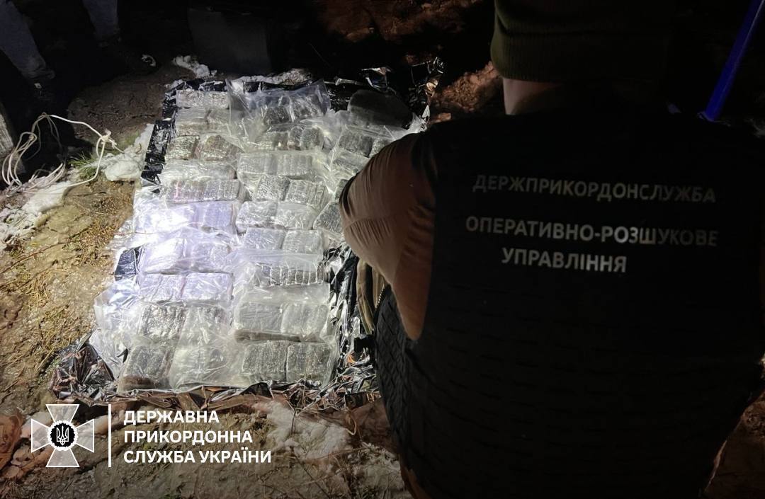 Ukrainian border guards landed a drone with 22 kg of drugs worth UAH 13 million. Photo