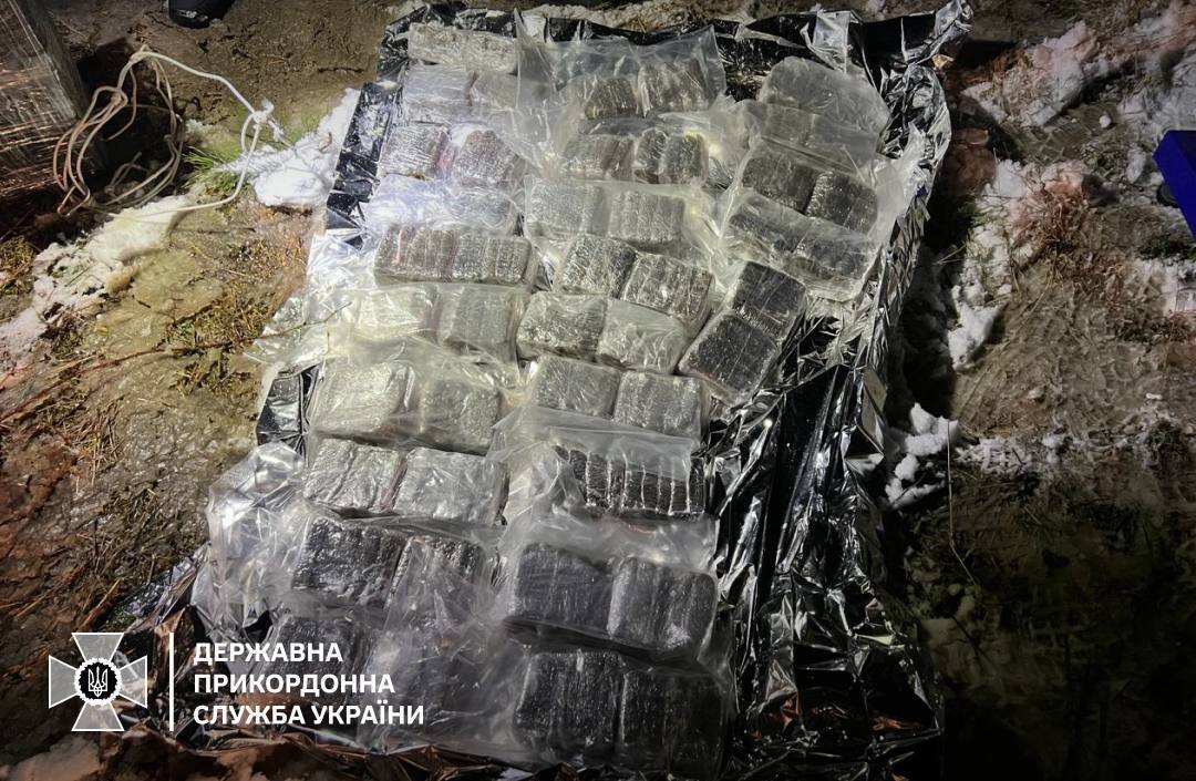 Ukrainian border guards landed a drone with 22 kg of drugs worth UAH 13 million. Photo