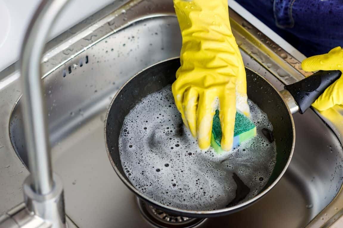 Why you can't wash a hot pan with cold water