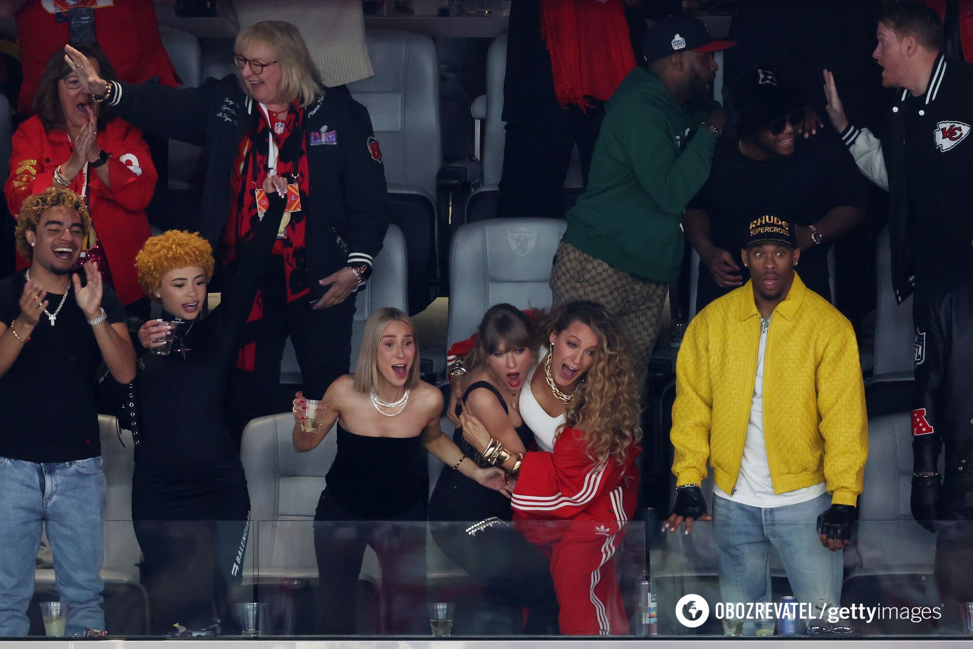 Passionately kissed her lover and drank a glass of beer in one go: Taylor Swift delighted fans with her behavior at Super Bowl 2024