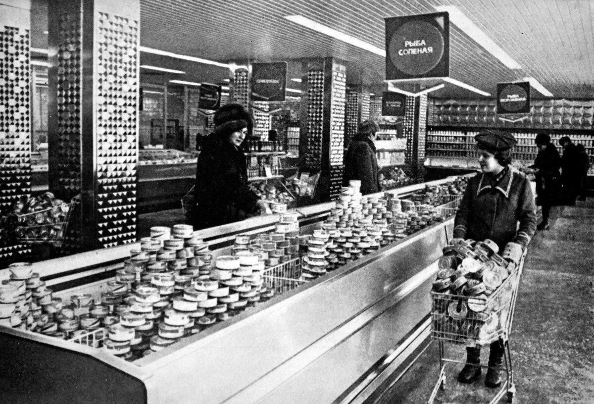 Eat, don't choke: what store shelves really looked like in the last years of the USSR