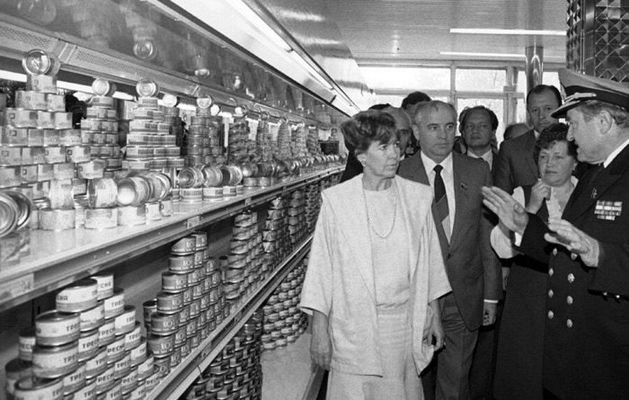 Eat, don't choke: what store shelves really looked like in the last years of the USSR