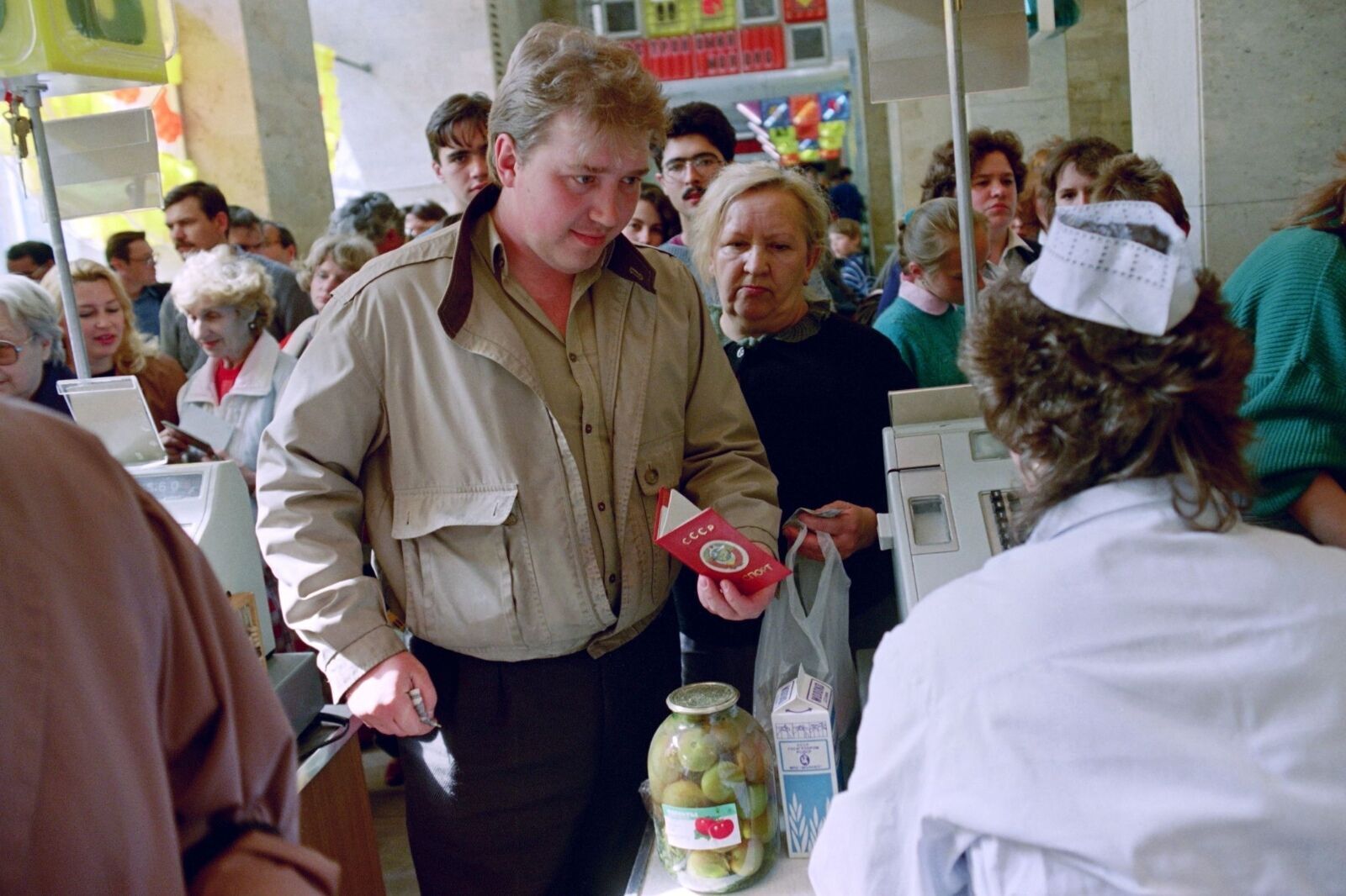 Eat, don't choke: what store shelves really looked like in the last years of the USSR