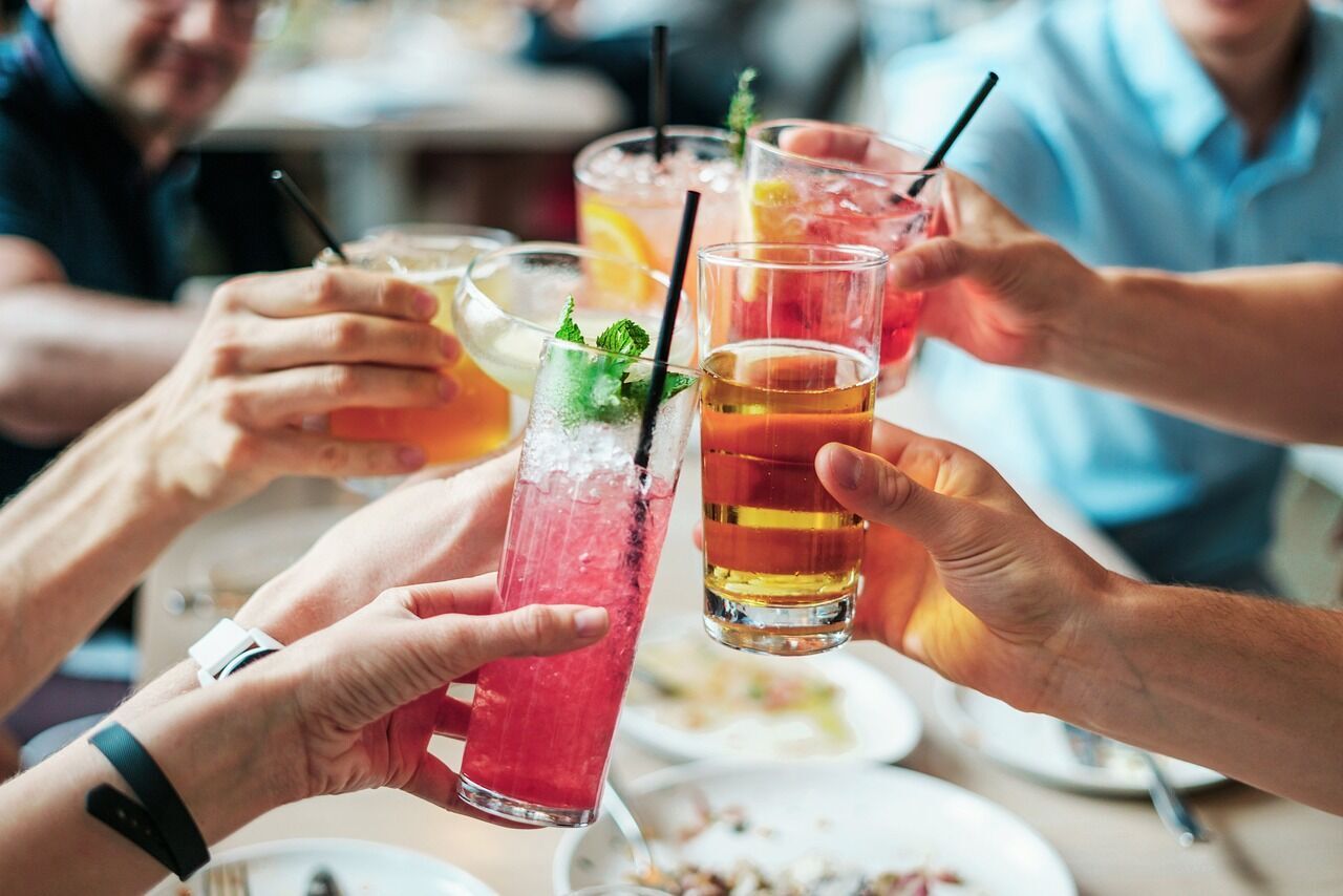 It is better to refrain from carbonated and acidic drinks before bed