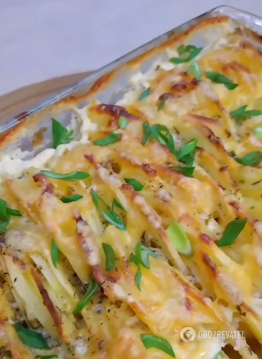 Juicy potatoes with cheese in the oven in a hurry: perfect for a family dinner