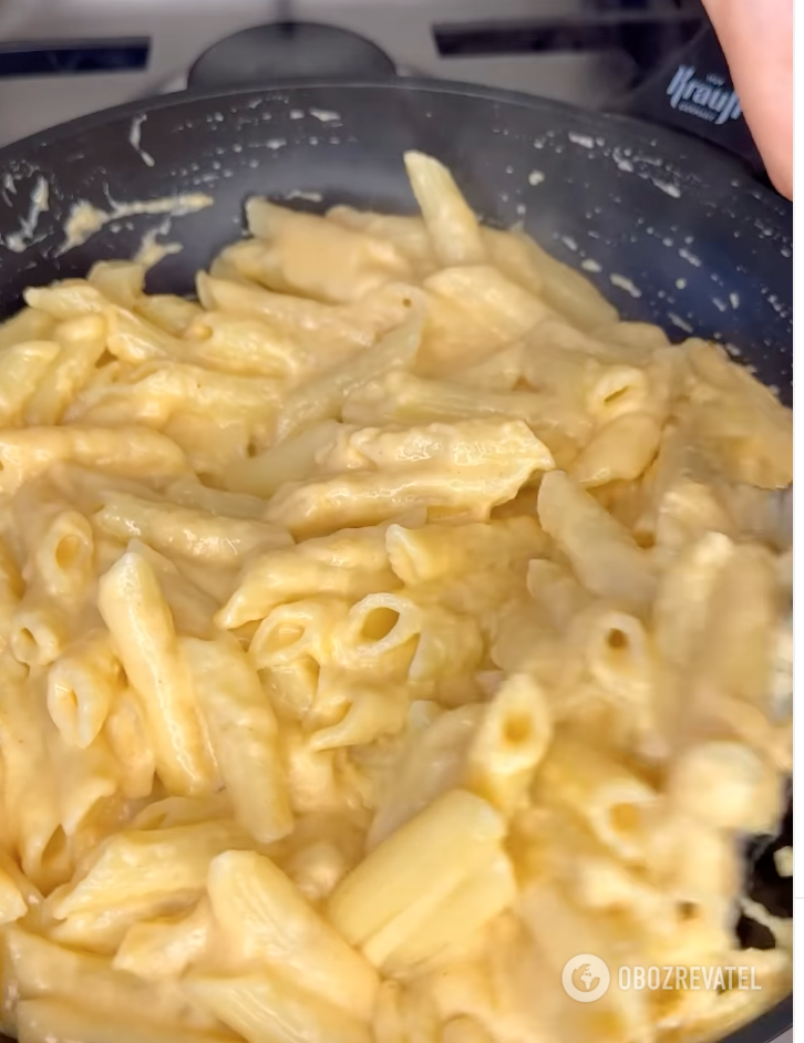 Ready-made pasta with cheese sauce