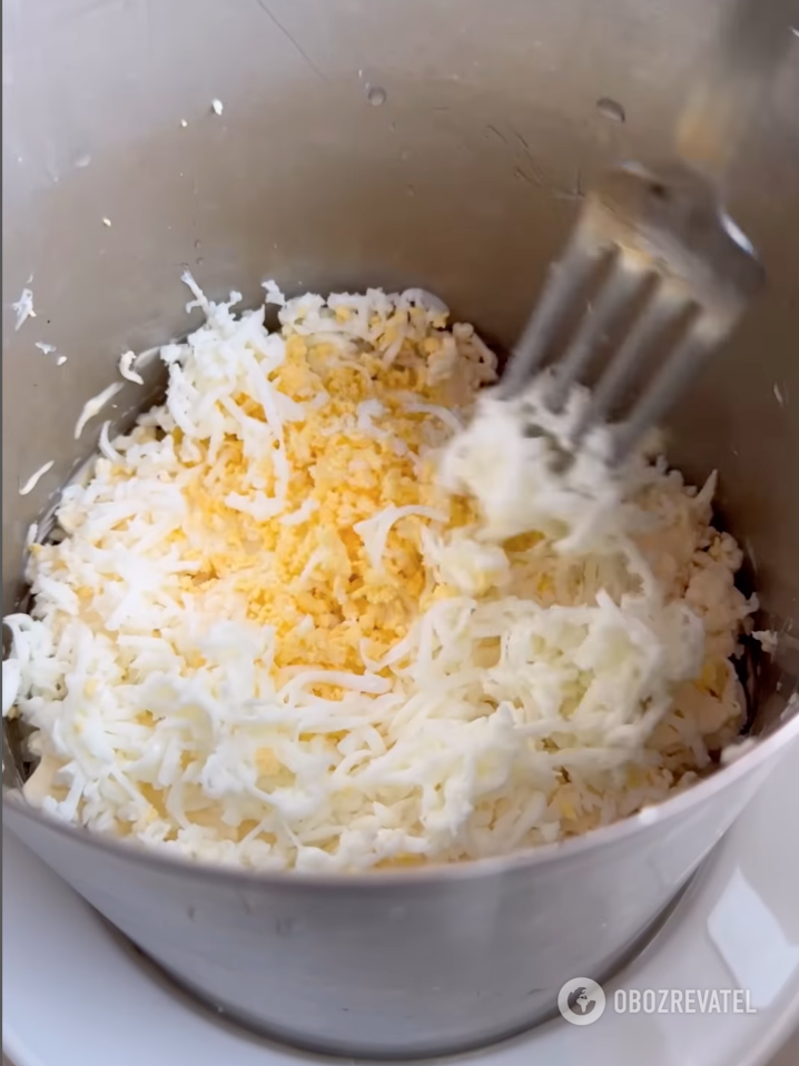 Grated eggs for salad