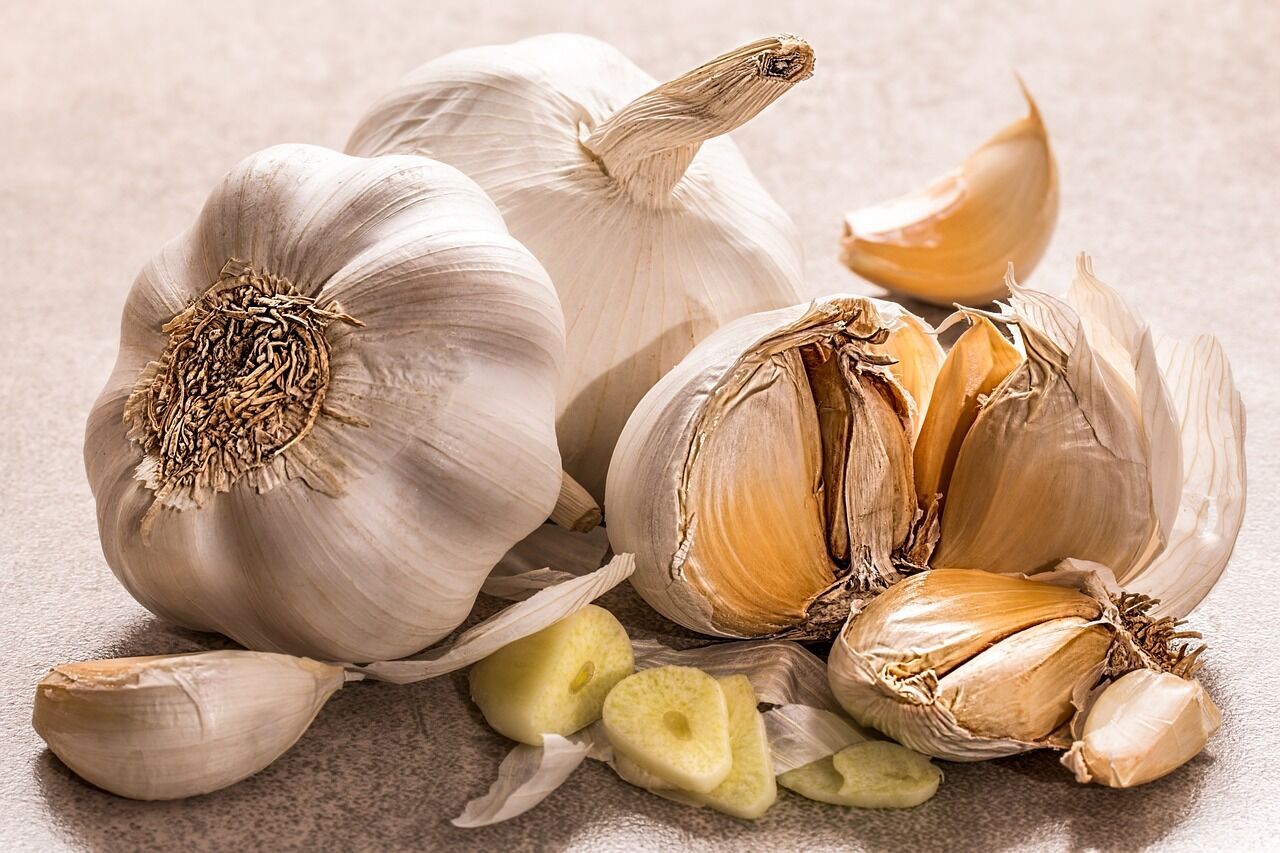 Why garlic darkens after canning and how to prevent it