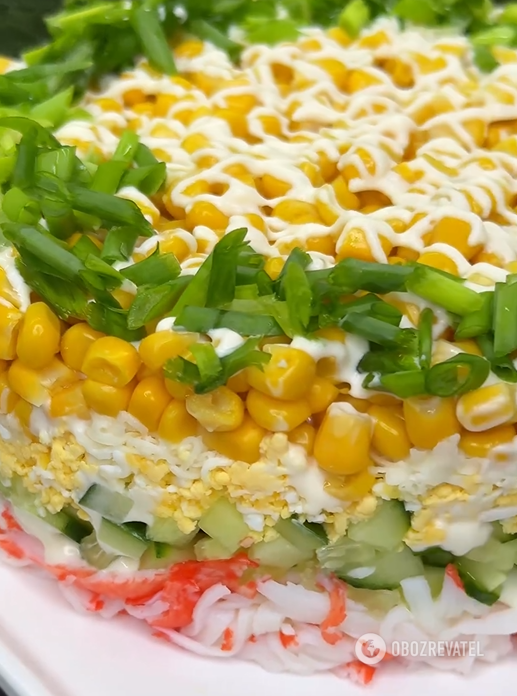 What a delicious salad to make with crab sticks: everything is very elementary