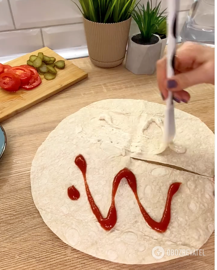 Pita bread with ketchup and mayonnaise