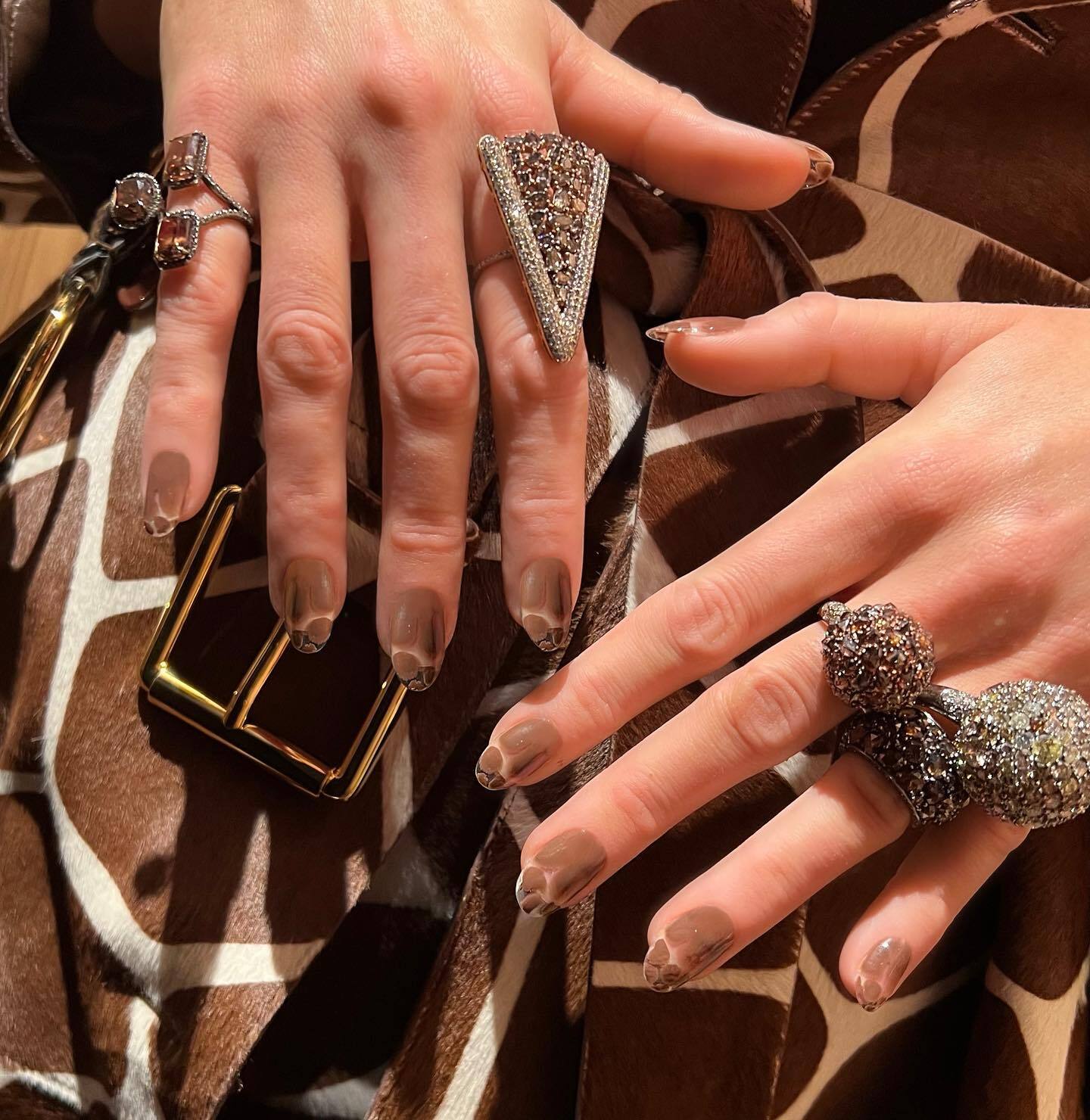 Gwiazda ''Plotkary'', Blake Lively, pokazała super modny manicure w zwierzęcy print.