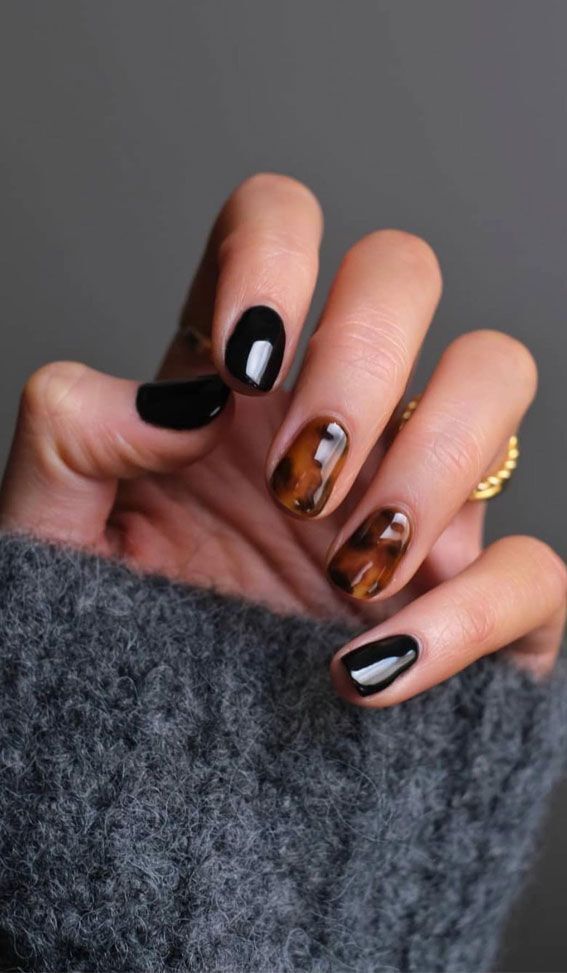 Gossip Girl star Blake Lively showed her trendy animal print manicure