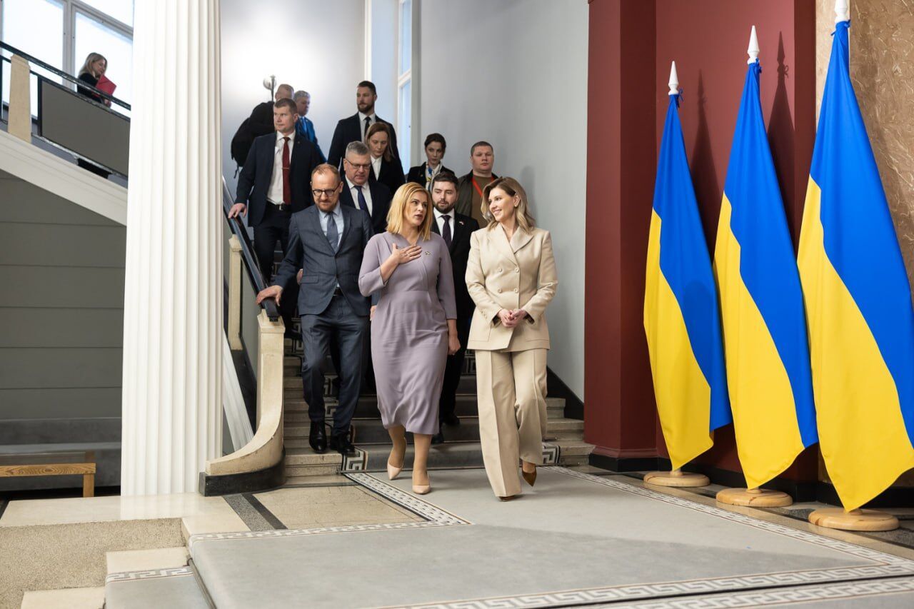 An elongated jacket and palace pants: Zelenska changed dark colors to noble beige