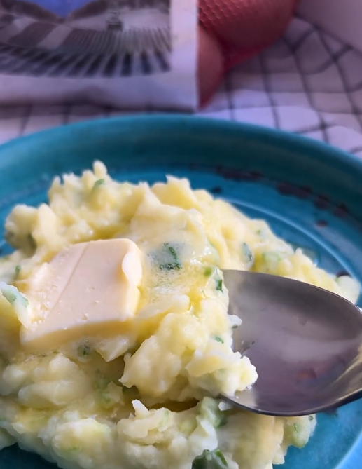 Mashed potatoes in a new way: what to add for a better taste