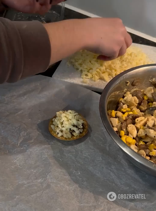 Julienne in baskets that flies away in minutes: a very simple filling