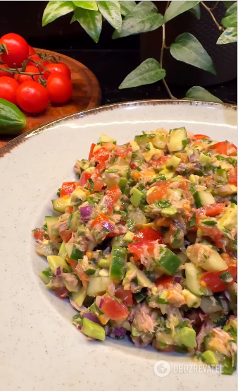 Tuna, avocado and cherry tomato salad: a dish for light breakfast 