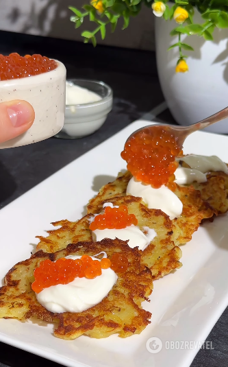 Potato pancakes with salmon caviar: a great combination that will make a familiar dish exquisite