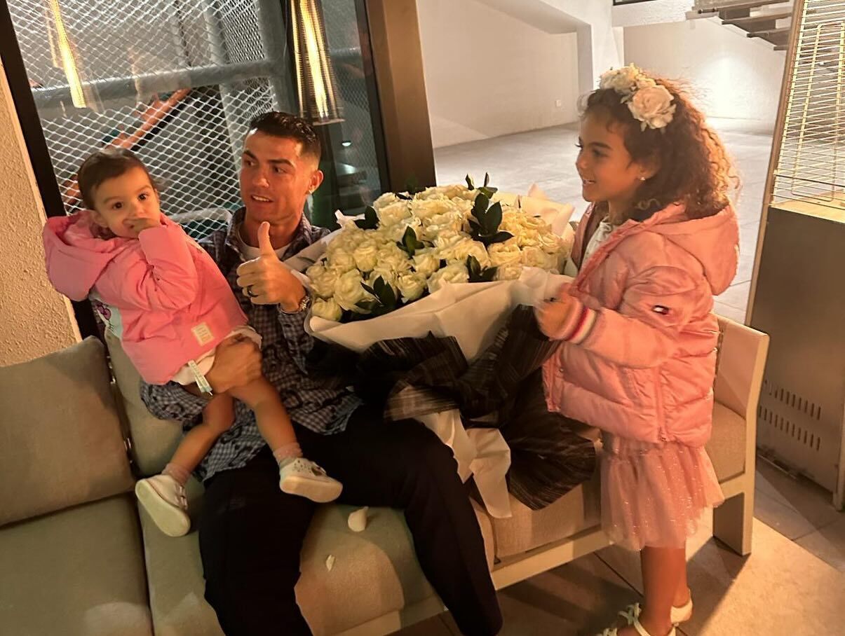An Iranian newspaper ''cut off'' the lush buttocks of Cristiano Ronaldo's fiancée in a family photo. Photos before and after