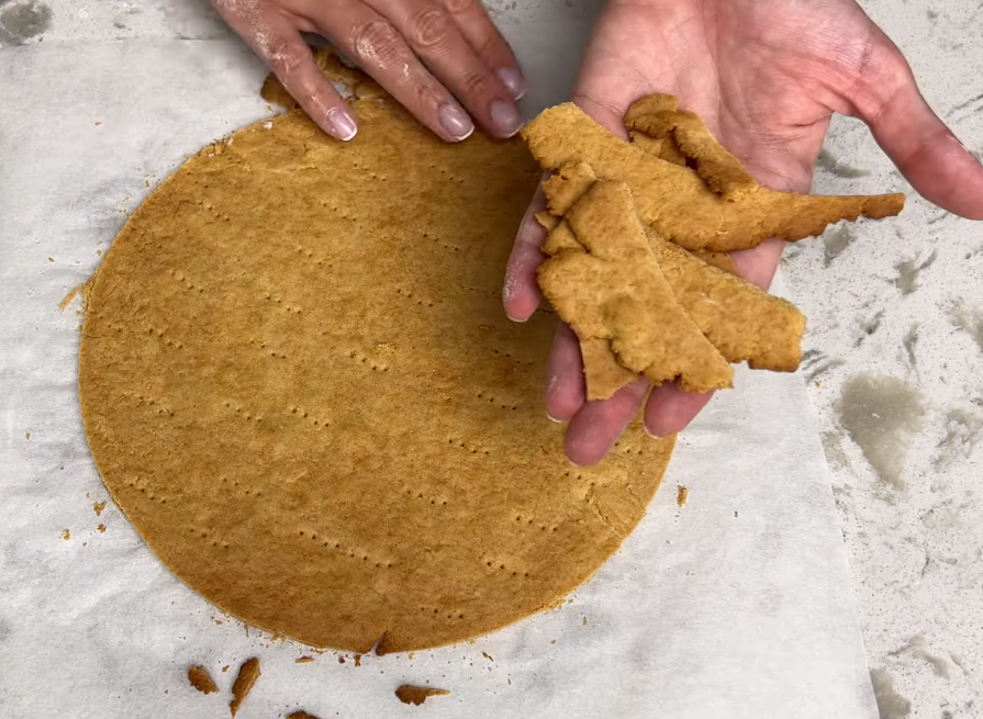 Incredible honey cake with semolina cream: how to recreate the taste of childhood