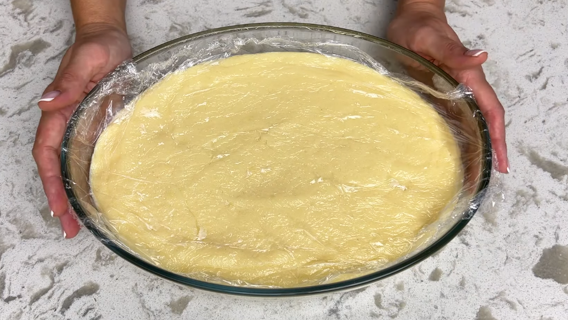 Niesamowite ciasto miodowe z kremem z kaszy manny: jak odtworzyć smak dzieciństwa