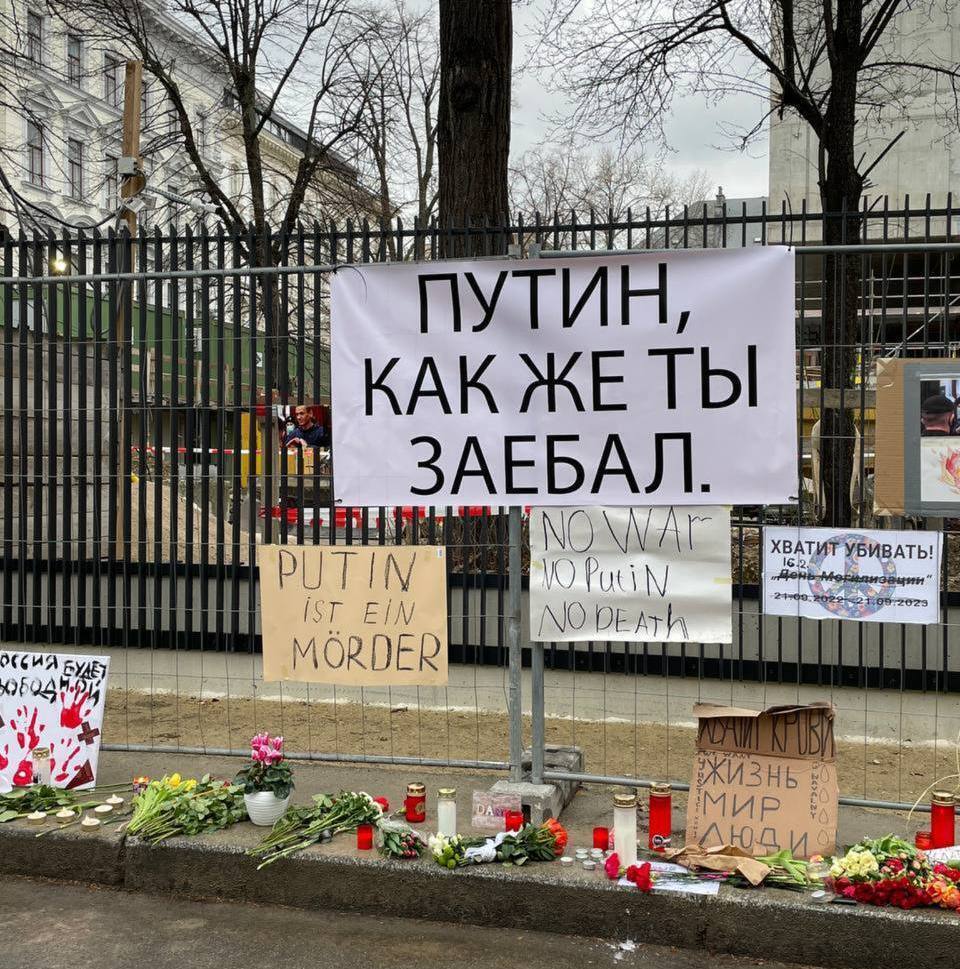 W Rosji około 300 osób przyszło złożyć kwiaty ku pamięci Nawalnego, tylko po to, by zostać zatrzymanym przez policję. Zdjęcia i wideo