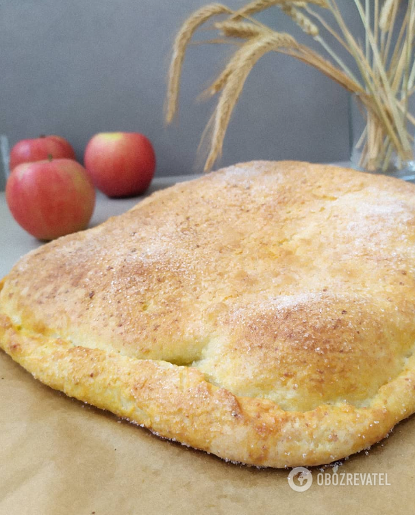 Juicy pie with whole apples: tastier than charlotte