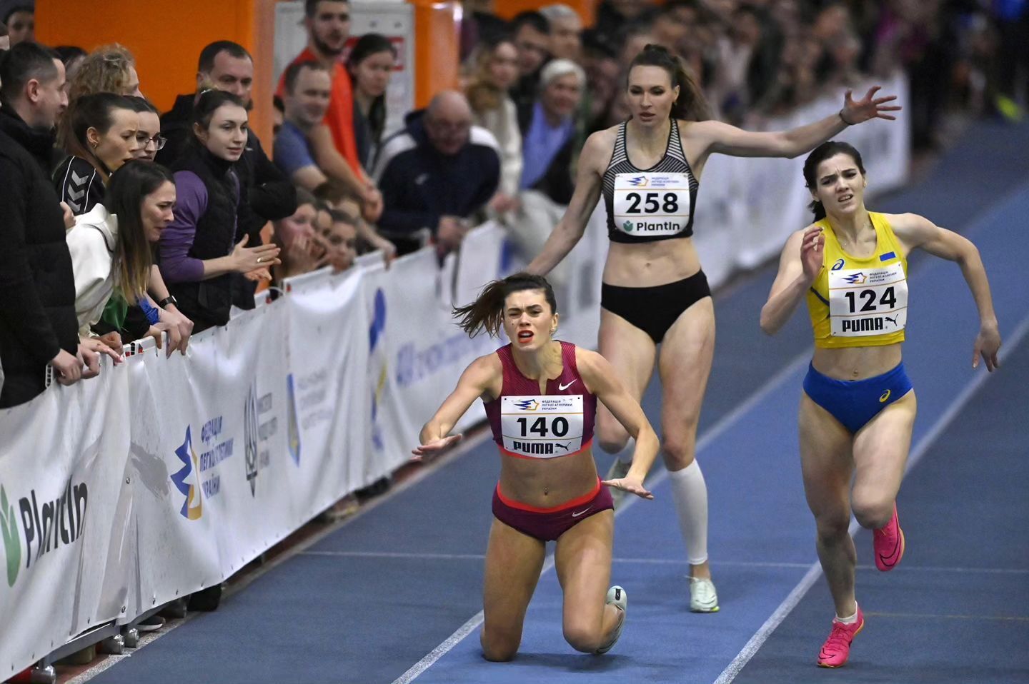 The Ukrainian athletics champion fell face first to the floor one meter before the finish line, depriving herself of victory. Video.