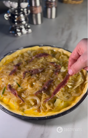 Delicate tart with onions and anchovies: a very simple but sophisticated recipe