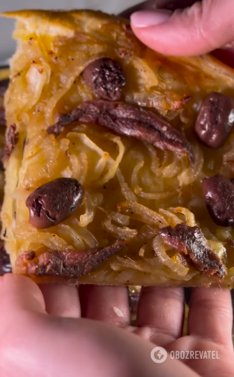 Delicate tart with onions and anchovies: a very simple but sophisticated recipe