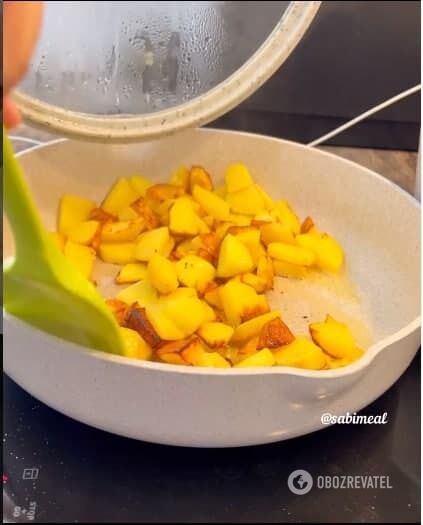 Potatoes fried under the lid