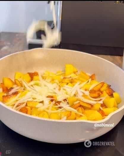 Adding onions to potatoes