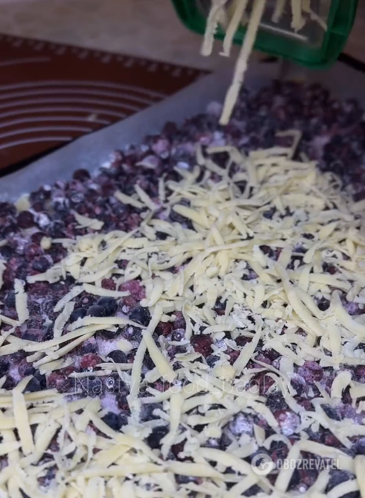 Basic grated pie with frozen berries: instead of any cakes and cookies