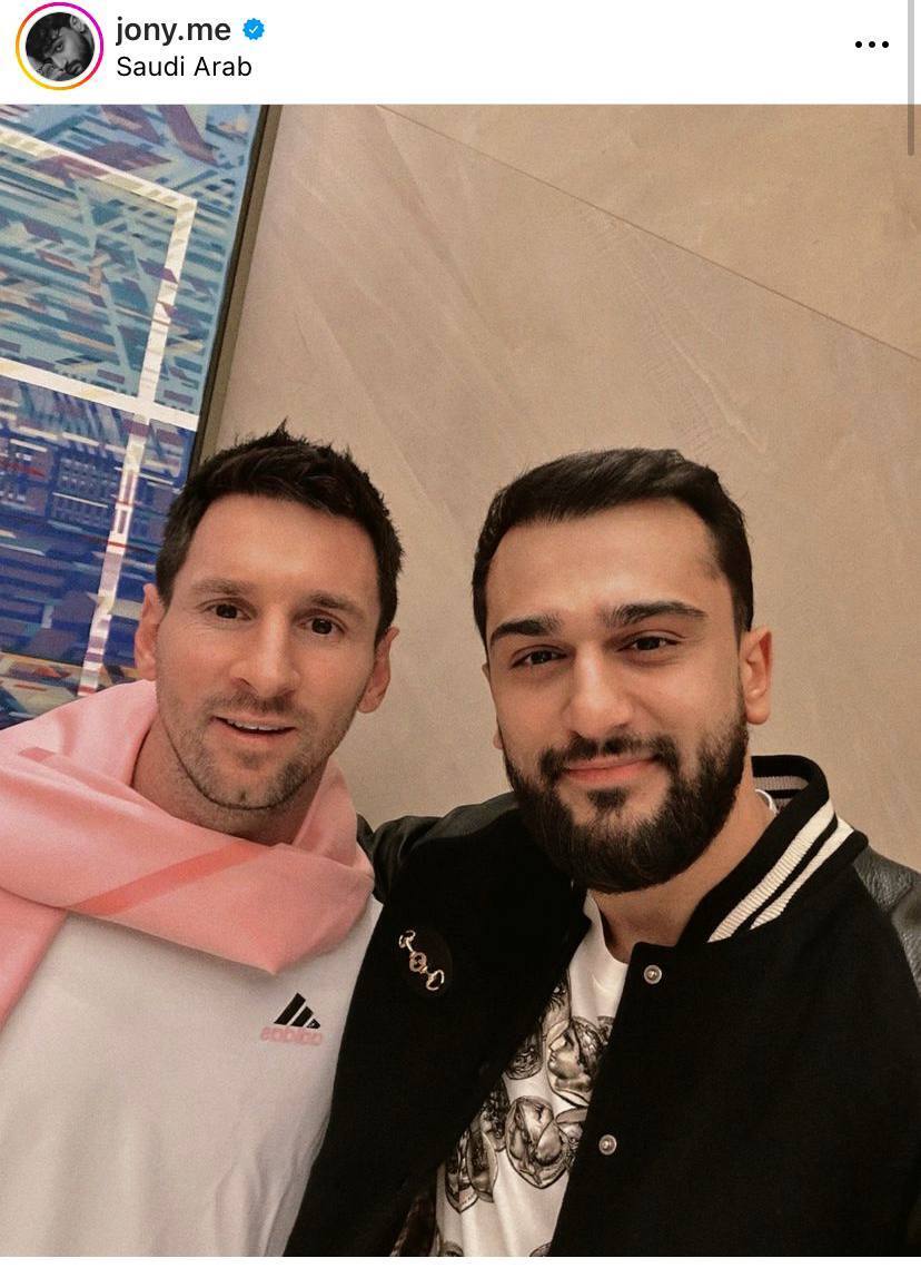 Football legend Messi was photographed with the Russian ''singer of the year'' Jony, who betrayed Ukrainian fans