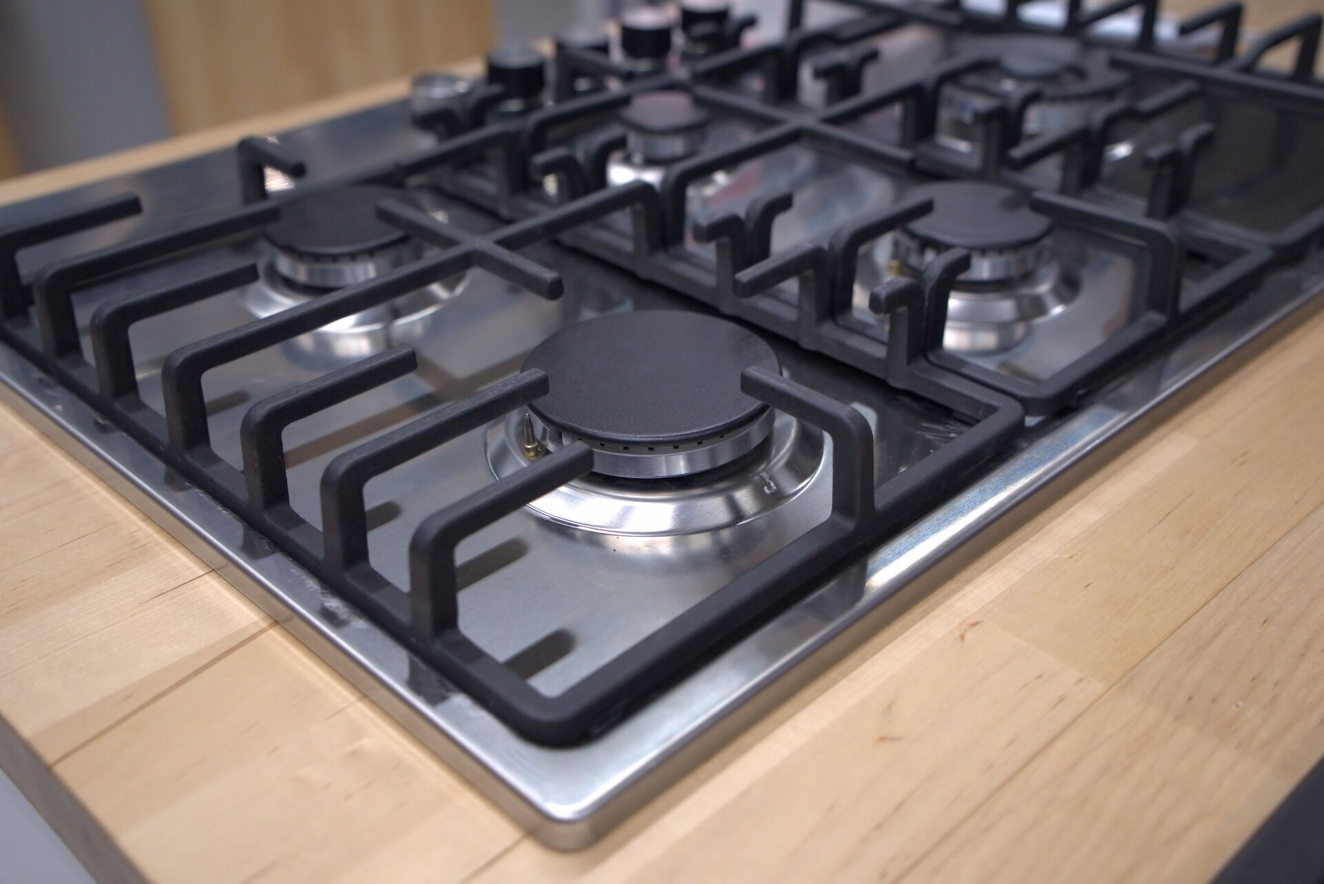 The stove can be cleaned without dishwashing detergent.