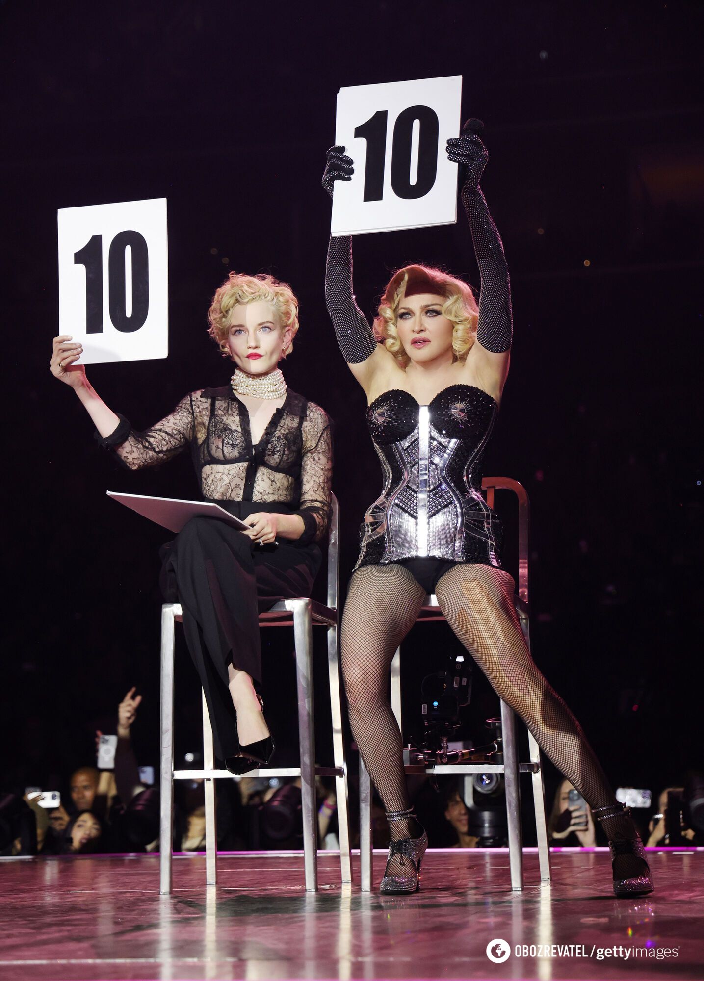 Madonna została upuszczona na scenę podczas koncertu w Seattle: piosenkarka spektakularnie ''skręcona''. Wideo