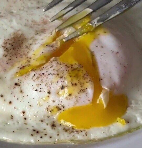 How to cook fried eggs with runny yolks