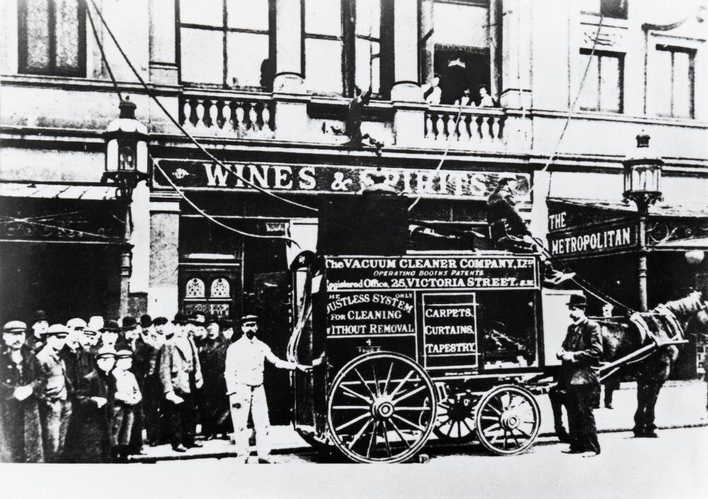 Carried by horses: what the first ever vacuum cleaner looked like, the sounds of which made the whole street shudder, and why its developer was imprisoned. Photo.