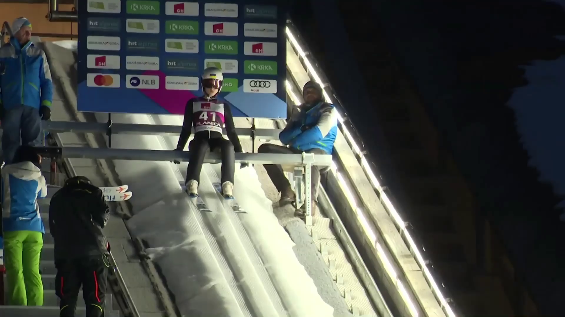 A Ukrainian woman fell headfirst during a 102-meter ski jump at the World Championships. Video