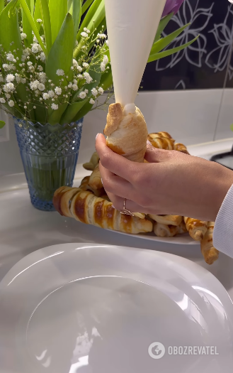 Puff pastry tubes with cream cheese: a quick recipe for the lazy